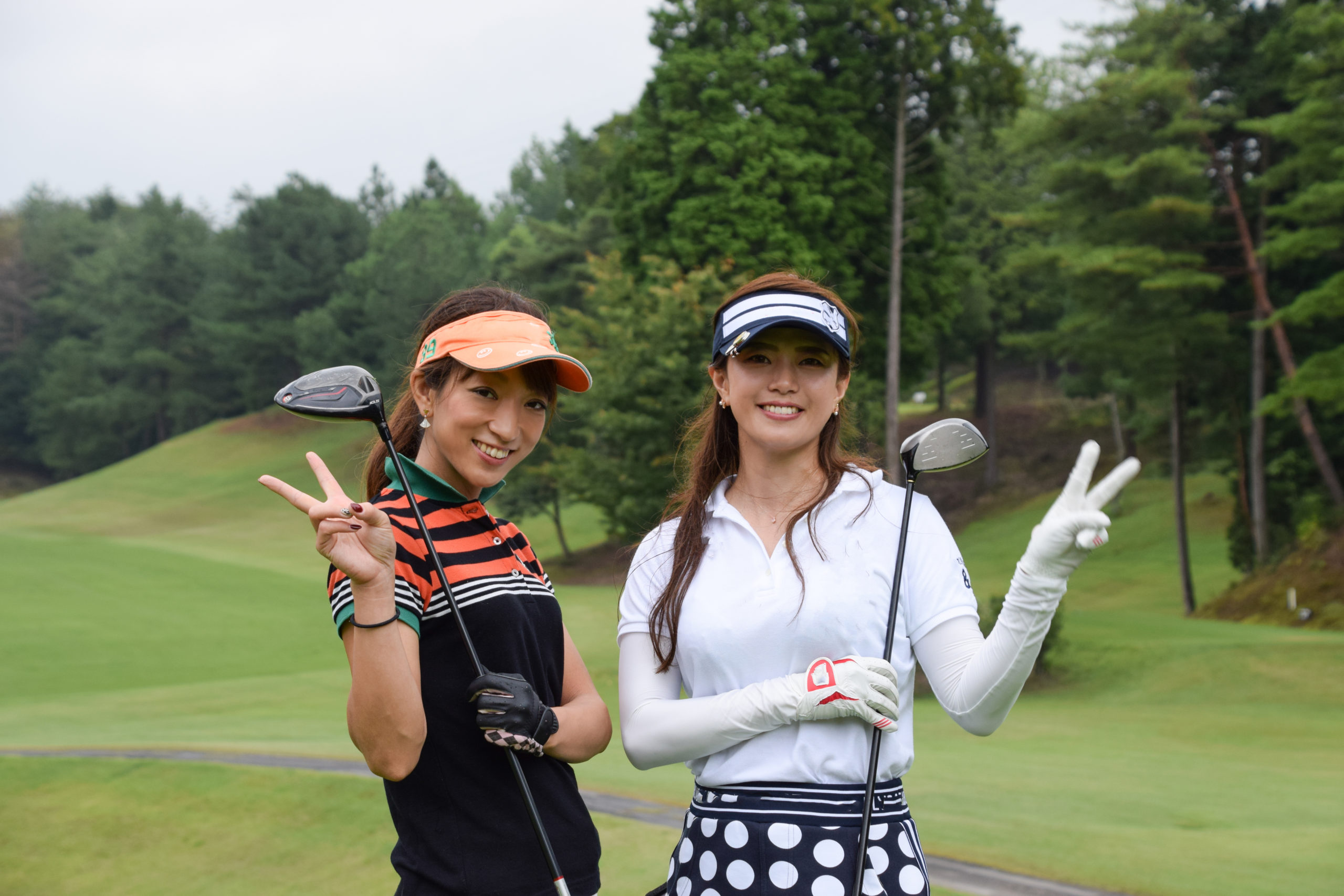ゴルフをしている2人の女性
