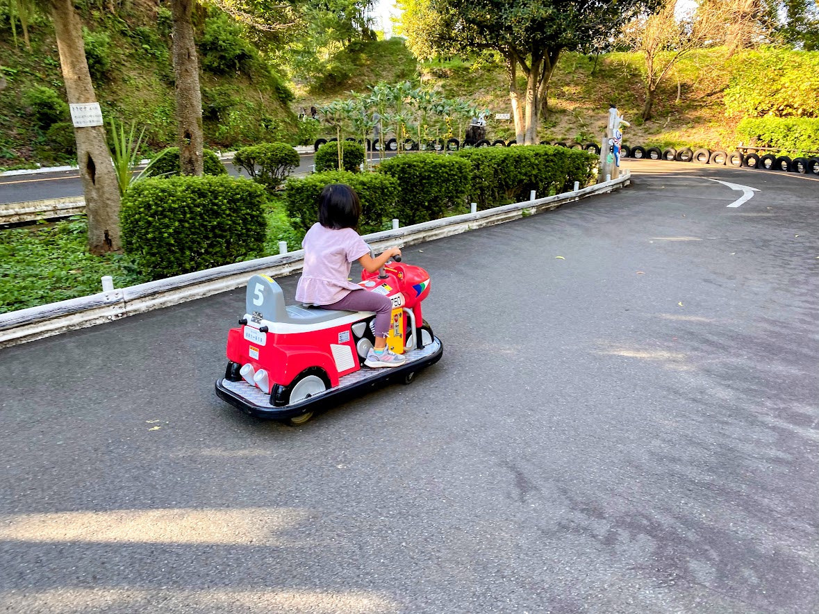 小田原子ども遊園地のバッテリーカーに乗る子ども