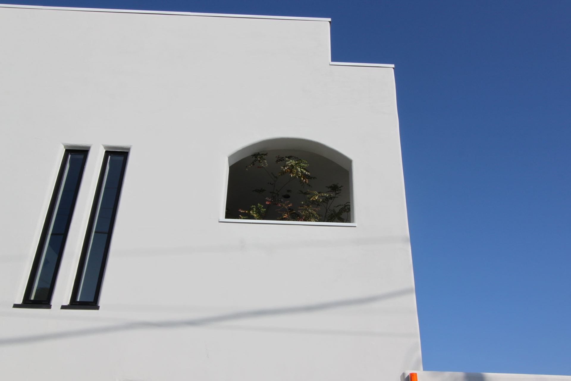 大磯デザイナーズ戸建て物件のアーチ型の窓