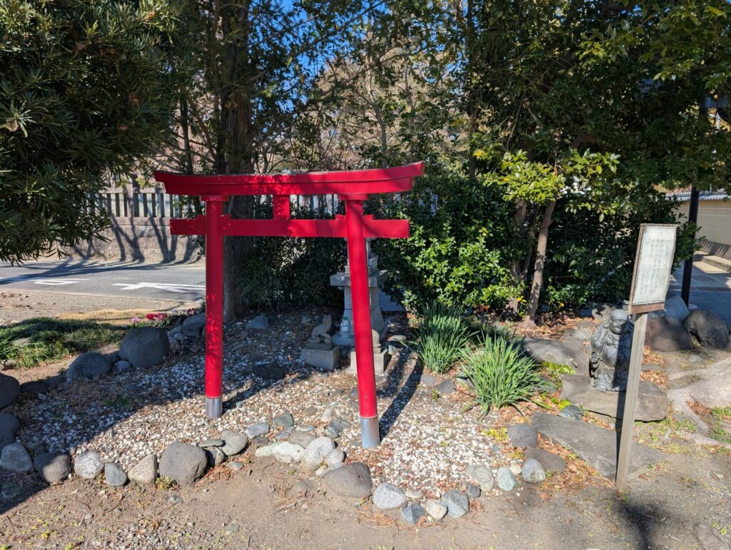 飯泉の道祖神。八幡神社ではありませんが、目の前にあります。