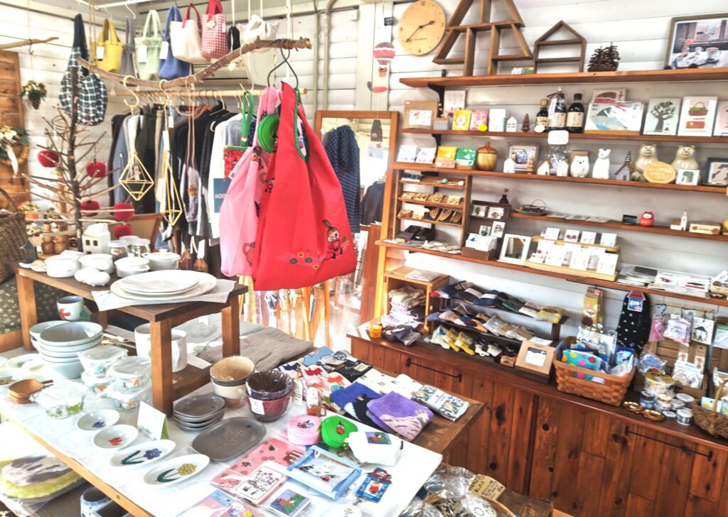 平塚 ショップレポ】雑貨店moi - 可愛らしい雑貨や作家さんの品が並ぶ